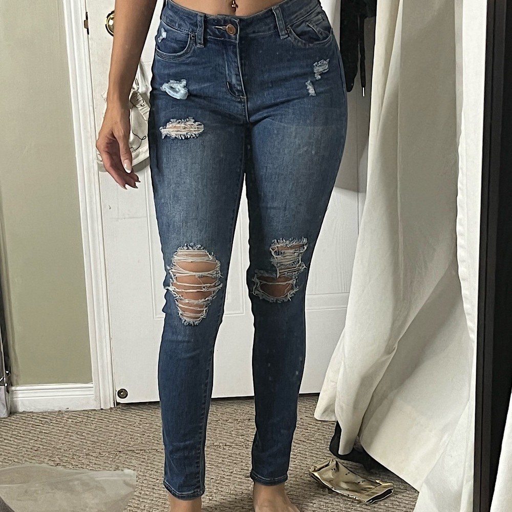 MED WASH RIPPED DENIM